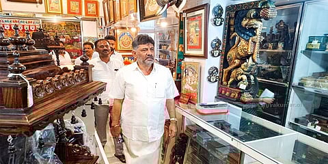 ಮೈಸೂರಿನ ರಾಮ್‌ಸನ್ಸ್‌ ಎಂಪೋರಿಯಂಗೆ ಭೇಟಿ ನೀಡಿ ಭಾರತೀಯ ಕರಕುಶಲ ಉತ್ಪನ್ನಗಳನ್ನು ಕಣ್ಣುಂಬಿಕೊಂಡು ಸಂಭ್ರಮಿಸಿದ ಡಿ ಕೆ ಶಿವಕುಮಾರ್