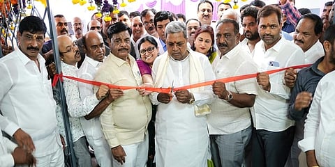 ಮುಖ್ಯಮಂತ್ರಿ ಸಿದ್ದರಾಮಯ್ಯ ಮೈಸೂರು ಮೆಡಿಕಲ್ ಕಾಲೇಜು ವತಿಯಿಂದ ಆಯೋಜಿಸಿರುವ “ಕೆ.ಆರ್. ಆಸ್ಪತ್ರೆಯ ಆವರಣದಲ್ಲಿರುವ ಸುಟ್ಟ ಗ್ರಾಯಗಳ ವಿಭಾಗದ ನವೀಕರಣಗೊಂಡ ಕಟ್ಟಡ ಮತ್ತು ರೇಡಿಯಾಲಜಿ ವಿಭಾಗದ ಎಂ.ಆರ್.ಐ ಯಂತ್ರೋಪಕರಣ ಹಾಗೂ ಇನ್ನಿತರೆ ಅಭಿವೃದ್ಧಿ ಕಾರ್ಯಗಳನ್ನು ಉದ್ಘಾಟಿಸಿದರು