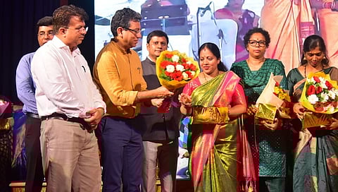 ನಗರದಲ್ಲಿ ನಡೆದ ಗೃಹಲಕ್ಷ್ಮಿ ಯೋಜನೆಯ ಸೌಲಭ್ಯ ವಿತರಣೆ ಕಾರ್ಯಕ್ರಮವನ್ನು ಉದ್ಘಾಟಿಸಿದ ರಾಕೇಶ್ ಸಿಂಗ್ ಹಾಗೂ ತುಷಾರ್ ಗಿರಿನಾಥ್.