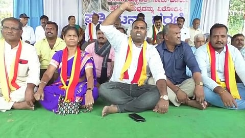 ಪ್ರತಿಭಟನೆ ನಡೆಸುತ್ತಿರುವ ರೈತರು.
