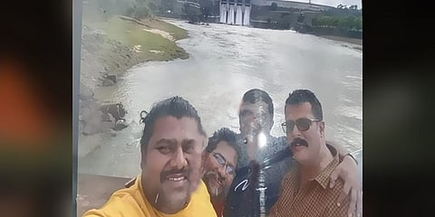 ಹಾರಂಗಿ ಸೇತುವೆಯ ಮೇಲೆ ಸಂದೀಪ್(ಎಡದಿಂದ ಎರಡನೇಯವರು) ಹಾಗೂ ಸ್ನೇಹಿತರು ತೆಗೆದ ಸೆಲ್ಫಿ.