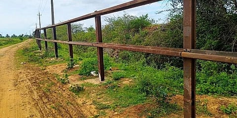 ಬಂಡೀಪು ಅರಣ್ಯ- ಗ್ರಾಮ ಗಡಿ ಭಾಗದಲ್ಲಿ ಅಳವಡಿಸಲಾಗಿರುವ ಬ್ಯಾರಿಕೇಡ್