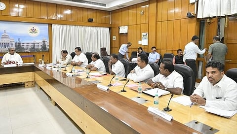 ಮುಖ್ಯಮಂತ್ರಿಗಳು ಸಭೆ ನಡೆಸುತ್ತಿರುವುದು.