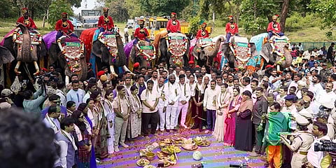 ಗಜಪಯಣಕ್ಕೆ ಅಧಿಕೃತವಾಗಿ ಚಾಲನೆ ನೀಡಿದ ಸಚಿವರಾದ ಈಶ್ವರ್ ಖಂಡ್ರೆ, ಡಾ ಎಚ್ ಸಿ ಮಹದೇವಪ್ಪ ಹಾಗೂ ಇತರರು