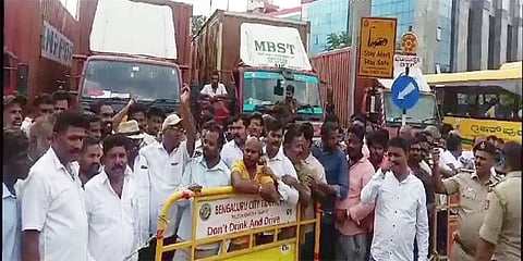 ಶಾಂತಿನಗರ ಆರ್ ಟಿಒ ಬಳಿ ಟ್ರಕ್ ಮಾಲೀಕರಿಂದ ಮುಷ್ಕರ