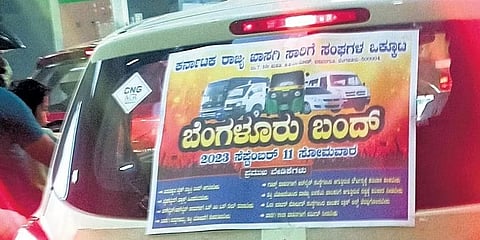 ಕ್ಯಾಬ್ ಚಾಲಕರೊಬ್ಬರು ತಮ್ಮ ವಾಹನದ ಮೇಲೆ ಪೋಸ್ಟರ್ ಹಾಕಿರುವುದು.