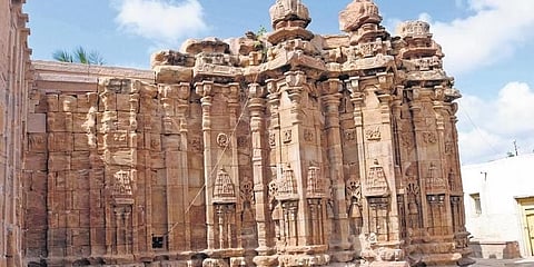 ದುರ್ಗಸಿಂಹ ವಾಸಿಸುತ್ತಿದ್ದ ಸವಡಿ ಗ್ರಾಮದ ತ್ರಿಮೂರ್ತೇಶ್ವರ ದೇವಾಲಯ