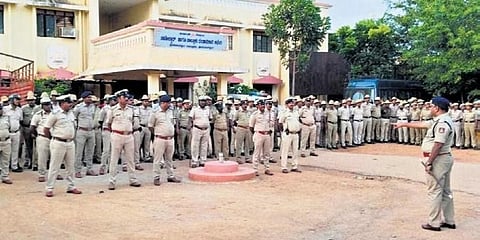 ಭಾನುವಾರ ಶ್ರೀನಿವಾಸಪುರದಲ್ಲಿ ಭದ್ರತಾ ಕರ್ತವ್ಯಕ್ಕೆ ತಮ್ಮ ಅಧಿಕಾರಿಗಳಿಗೆ ಸೂಚನೆ ನೀಡುತ್ತಿರುವ ಕೋಲಾರ ಪೊಲೀಸ್ ವರಿಷ್ಠಾಧಿಕಾರಿ ಎಂ ನಾರಾಯಣ್.
