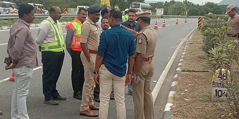 ಅಪಘಾತ ನಡೆದ ಸ್ಥಳದಲ್ಲಿ ಪೊಲೀಸರಿಂದ ಪರಿಶೀಲನೆ