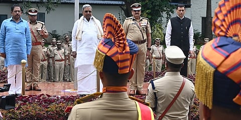 ಗೌರವ ವಂದನೆ ಸ್ವೀಕರಿಸಿದ ಸಿಎಂ ಸಿದ್ದರಾಮಯ್ಯ