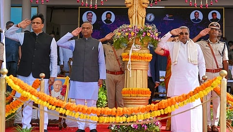 ಧ್ವಜಾರೋಹಣ ನೆರವೇರಿಸಿದ ಸಿಎಂ ಸಿದ್ದರಾಮಯ್ಯ.