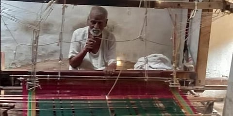 ಕೈಮಗ್ಗ ನೇಕಾರಿಗೆಯಲ್ಲಿ ಸಂಗಪ್ಪ ಮಂಟೆ