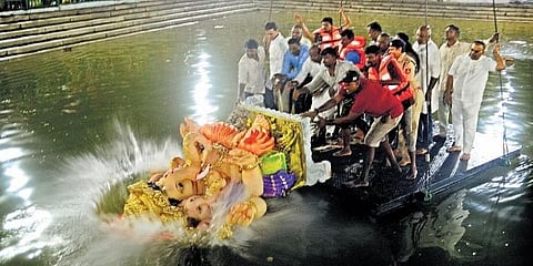 ಹಲಸೂರು ಕೆರೆಯಲ್ಲಿ ಗಣೇಶ ಮೂರ್ತಿ ವಿಸರ್ಜನೆ (ಫೋಟೊ- ನಾಗರಾಜ ಗಡೇಕಲ್, ಎಕ್ಸ್‌ಪ್ರೆಸ್)