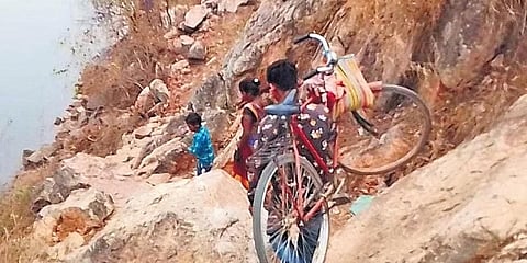 ಸಿಮ್ಡೆಗಾದ ಚಿಮ್ಟಿಘಾಟಿ ಗ್ರಾಮದ ಆದಿವಾಸಿಗಳು ಬೆಟ್ಟವನ್ನು ದಾಟಲು ತಮ್ಮ ಹೆಗಲ ಮೇಲೆ ಸೈಕಲ್‌ಗಳನ್ನು ಹೊತ್ತು ಮನೆಗೆ ತಲುಪುತ್ತಾರೆ