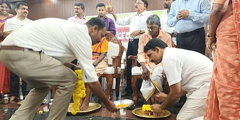 ಮಂಗಳೂರು ಮೇಯರ್ ರಿಂದ ಪಾದಾಪೂಜೆ