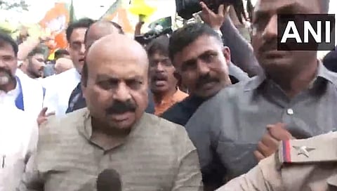 ಪ್ರತಿಭಟನೆ ವೇಳೆ ಮಾಜಿ ಸಿಎಂ ಬೊಮ್ಮಾಯಿಯವರನ್ನು ವಶಕ್ಕೆ ಪಡೆಯುತ್ತಿರುವ ಪೊಲೀಸರು.