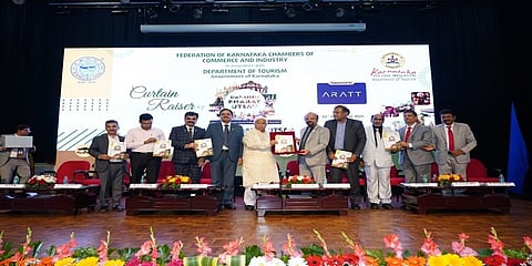 ಕರ್ನಾಟಕ ವಾಣಿಜ್ಯ ಮತ್ತು ಕೈಗಾರಿಕಾ ಮಹಾಸಂಸ್ಥೆ ಹಾಗೂ ಪ್ರವಾಸೋದ್ಯಮ ಇಲಾಖೆ ಜಂಟಿಯಾಗಿ ನಡೆಸುತ್ತಿರುವ ದಕ್ಷಿಣ ಭಾರತ ಉತ್ಸವ ಅನಾವರಣ ಕಾರ್ಯಕ್ರಮದಲ್ಲಿ ಭಾಗವಹಿಸಿದ ಸಚಿವ ಹೆಚ್ ಕೆ ಪಾಟೀಲ್ ಹಾಗೂ ಇತರರು