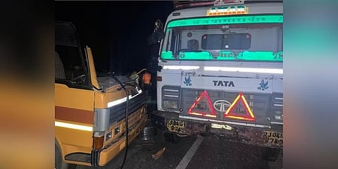 ರಸ್ತೆ ಬದಿ ನಿಂತಿದ್ದ ಟ್ರಕ್‌ಗೆ ಡಿಕ್ಕಿಯಾಗಿರುವ ಬಸ್