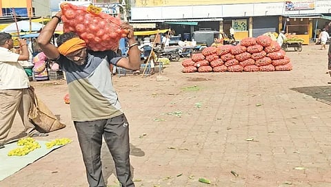 ದಿನಗೂಲಿ ಮಾಡುತ್ತಿರುವ ಕುಸ್ತಿ ಪಟು