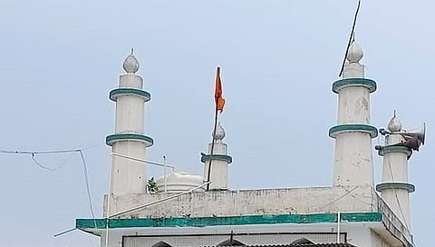 ಮಸೀದಿ ಮೇಲೆ ಭಗವಾಧ್ವಜ ಹಾರಿಸಿರುವುದು.