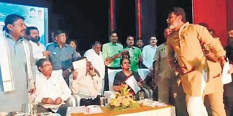 ವೇದಿಕೆ ಮೇಲೆ ಶಾಸಕರು-ಸಂಸದರ ಜಟಾಪಟಿ