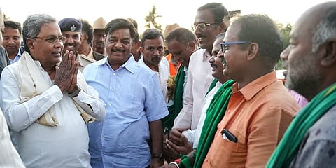 ಮೈಸೂರಿನಿಂದ ಚಾಮರಾಜನಗರಕ್ಕೆ ತೆರಳುವ ಮಾರ್ಗ ಮಧ್ಯೆ ಮೂಗೂರಿನಲ್ಲಿ ಪ್ರತಿಭಟನಾ ನಿರತ ರೈತ ಸಮೂಹದ ಜತೆ ಕಾವೇರಿ ನೀರಿನ ಸಮಸ್ಯೆ ಕುರಿತು ಸಿಎಂ ಸಿದ್ದರಾಮಯ್ಯ ಚರ್ಚಿಸಿದರು.