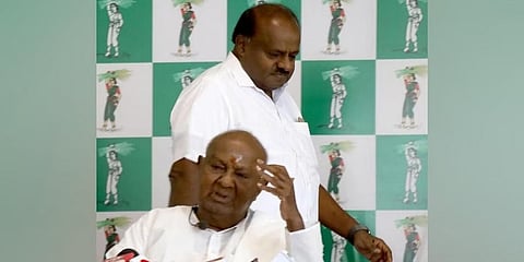 ದೇವೇಗೌಡ ಹಾಗೂ ಹೆಚ್'ಡಿ.ಕುಮಾರಸ್ವಾಮಿ.