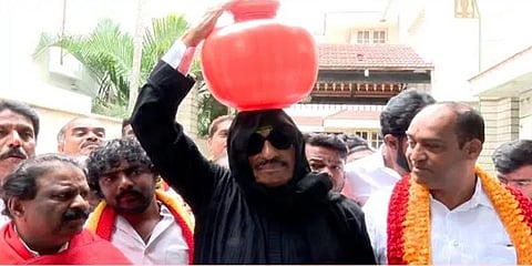 ವಾಟಾಳ್ ನಾಗರಾಜ್ ವಿನೂತನ ಪ್ರತಿಭಟನೆ