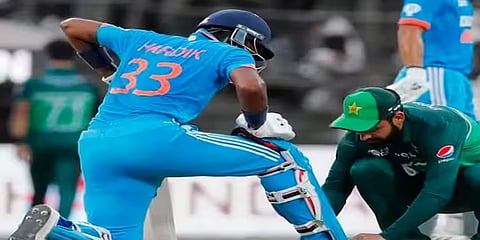 ಹಾರ್ದಿಕ್ ಶೂ ಲೇಸ್ ಕಟ್ಟಿದ ಪಾಕ್ ಕ್ರಿಕೆಟಿಗ ಶದಾಬ್ ಖಾನ್