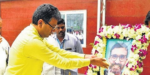 ಶನಿವಾರ ನಡೆದ ಶ್ರದ್ಧಾಂಜಲಿ ಕಾರ್ಯಕ್ರಮದಲ್ಲಿ ಬಿಬಿಎಂಪಿ ಮುಖ್ಯ ಆಯುಕ್ತ ತುಷಾರ್ ಗಿರಿನಾಥ್ ಅವರು ಮುಖ್ಯ ಎಂಜಿನಿಯರ್ ಸಿಎಂ ಶಿವಕುಮಾರ್ ಅವರಿಗೆ ಪುಷ್ಪ ನಮನ ಸಲ್ಲಿಸಿದರು.