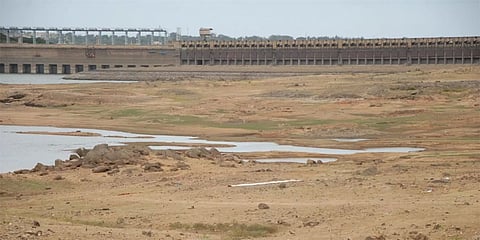 ನೀರಿಲ್ಲದೇ ಬಣಗುಡುತ್ತಿರುವ ಅಣೆಕಟ್ಟು