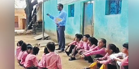 ಗೈರಾದ ಮಕ್ಕಳ ಮನೆ ಮುಂದೆ ಪಾಠ ಮಾಡುತ್ತಿರುವ ಶಿಕ್ಷಕ ಅಮಿತ್ ವರ್ಮಾ