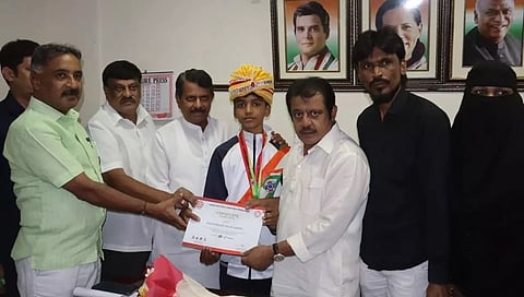 ವಿದ್ಯಾರ್ಥಿಯೊಂದಿಗೆ ಸಚಿವ ಜಮೀರ್ ಅಹ್ಮದ್ ಖಾನ್.