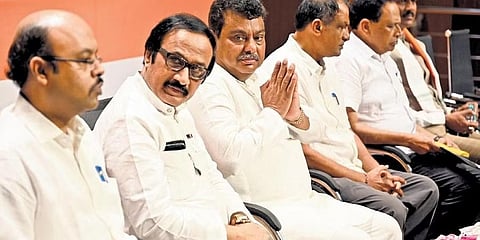 ಬೆಂಗಳೂರಿನ ಕೆಪಿಸಿಸಿ ಕಚೇರಿಯಲ್ಲಿ ಭಾನುವಾರ ನಡೆದ ಕಾರ್ಯಕ್ರಮದಲ್ಲಿ ಕೆಪಿಸಿಸಿ ಪ್ರಚಾರ ಸಮಿತಿ ಅಧ್ಯಕ್ಷ ಎಂ.ಬಿ.ಪಾಟೀಲ್ ಹಾಗೂ ಇತರ ಕಾಂಗ್ರೆಸ್ ಮುಖಂಡರು ಭಾಗಿಯಾಗಿರುವುದು.