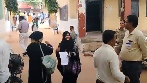 ಬುರ್ಖಾ ತೊಟ್ಟು ಪರೀಕ್ಷಾ ಕೇಂದ್ರಕ್ಕೆ ಬಂದಿರುವ ಯುವತಿಯರು.