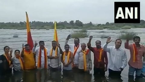 ಕಾವೇರಿ ನದಿ ನೀರಿಗಿಳಿದು ಪ್ರತಿಭಟಿಸುತ್ತಿರುವ ಕನ್ನಡ ಪರ ಸಂಘಟನೆಗಳ ಕಾರ್ಯಕರ್ತರು.