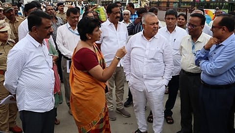 lಸಾರಿಗೆ ಸಚಿವ ರಾಮಲಿಂಗಾರೆಡ್ಡಿ ಅವರು ಬೆಂಗಳೂರು ಮಹಾನಗರ ಸಾರಿಗೆ ಸಂಸ್ಥೆಯ (ಬಿಎಂಟಿಸಿ) ಎಂಡಿ ಸತ್ಯವತಿ ಅವರೊಂದಿಗೆ ಸೋಮವಾರ ಕಲಾಸಿಪಾಳ್ಯ ಟರ್ಮಿನಲ್‌ಗೆ ಭೇಟಿ ನೀಡಿ, ಪರಿಶೀಲನೆ ನಡೆಸಿದರು.