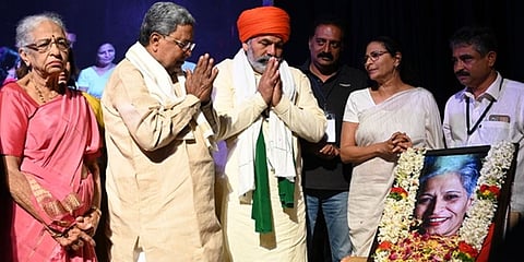 ಬೆಂಗಳೂರಿನ ಟೌನ್ ಹಾಲ್‌ನಲ್ಲಿ ಪತ್ರಕರ್ತೆ ಗೌರಿ ಲಂಕೇಶ್ ಅವರ ಆರನೇ ಪುಣ್ಯತಿಥಿಯ ಅಂಗವಾಗಿ ಮಂಗಳವಾರ ನಡೆದ ಕಾರ್ಯಕ್ರಮದಲ್ಲಿ ಮುಖ್ಯಮಂತ್ರಿ ಸಿದ್ದರಾಮಯ್ಯ, ನಟ ಪ್ರಕಾಶ್ ರಾಜ್ ಮತ್ತು ರೈತ ಮುಖಂಡ ರಾಕೇಶ್ ಟಿಕಾಯತ್ ಪಾಲ್ಗೊಂಡಿದ್ದರು.
