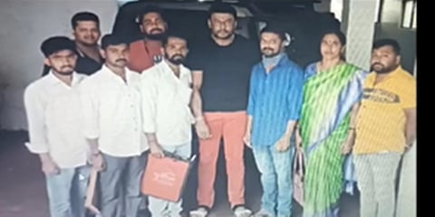 ಕಿಡ್ನಿ ಫೇಲ್ಯೂರ್ ಅಭಿಮಾನಿಯೊಂದಿಗೆ ದರ್ಶನ್ ಚಿತ್ರ