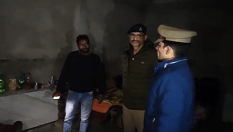 ಘಟನೆ ನಡೆದ ಸ್ಥಳದಲ್ಲಿ ಪೊಲೀಸರ ಪರಿಶೀಲನೆ