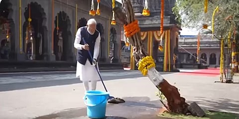 ದೇವಾಲಯ ಆವರಣ ಸ್ವಚ್ಛಗೊಳಿಸುತ್ತಿರುವ ಪ್ರಧಾನಿ ಮೋದಿ ಚಿತ್ರ