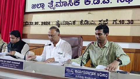 ಸಭೆ ನಡೆಸುತ್ತಿರುವ ಸಚಿವ ದಿನೇಶ್ ಗುಂಡೂರಾವ್.
