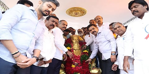 ಬೆಂಗಳೂರಿನಲ್ಲಿರುವ ತಿರುವಳ್ಳುವರ್ ಪ್ರತಿಮೆಗೆ ಮಾಲಾರ್ಪಣೆ ಮಾಡಿದ ಬಿಜೆಪಿ ರಾಜ್ಯಾಧ್ಯಕ್ಷ ಬಿವೈ ವಿಜಯೇಂದ್ರ