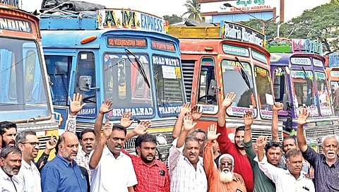 ಪ್ರತಿಭಟನೆ ನಡೆಸುತ್ತಿರುವ ಲಾರಿ ಚಾಲಕರು.
