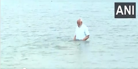 ಸಮುದ್ರದಲ್ಲಿ  ಪ್ರಧಾನಿ ಮೋದಿ