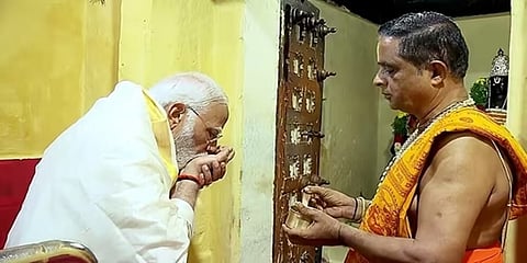 ಪ್ರಧಾನಿ ನರೇಂದ್ರ ಮೋದಿ ಭಾನುವಾರ ತಮಿಳುನಾಡಿನ ಧನುಷ್ಕೋಡಿಯಲ್ಲಿರುವ ಅರಿಚಲಮುನೈಗೆ ಭೇಟಿ ನೀಡಿದರು. ರಾಮಾಯಣ-ಸಂಪರ್ಕದ ಭಾಗವಾಗಿ ರಾಜ್ಯಕ್ಕೆ ಪ್ರಧಾನಿ ಮೋದಿ  ಭೇಟಿ ನೀಡಿದ್ದರು.