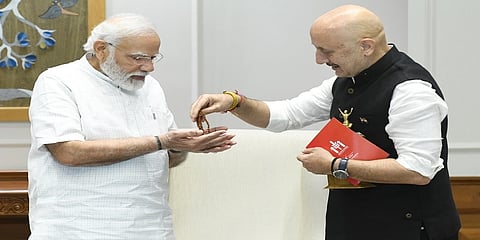 ರುದ್ರಾಕ್ಷಿ ಮಾಲೆ ಸ್ವೀಕರಿಸುತ್ತಿರುವ ಪ್ರಧಾನಿ ಮೋದಿ