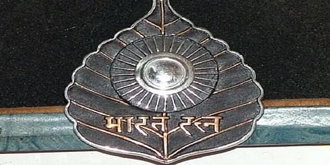 2014 ರಲ್ಲಿ ಅಧಿಕಾರಕ್ಕೆ ಬಂದ ನಂತರ ನರೇಂದ್ರ ಮೋದಿ ನೇತೃತ್ವದ ಎನ್ ಡಿಎ ಸರ್ಕಾರವು ಆರು ಮಂದಿಗೆ ಭಾರತ ರತ್ನ ಪ್ರಶಸ್ತಿ ನೀಡಿ ಗೌರವಿಸಿದೆ. ನಿನ್ನೆಯಷ್ಟೇ ಕೇಂದ್ರ ಸರ್ಕಾರ ಬಿಹಾರ ಮಾಜಿ ಮುಖ್ಯಮಂತ್ರಿ ಕರ್ಪೂರಿ ಠಾಕೂರ್ ಅವರಿಗೆ ಮರಣೋತ್ತರ ಭಾರತ ರತ್ನ ಘೋಷಿಸಿದೆ. ಹಾಗಾದರೆ 2014ರಿಂದ 2024ರವರೆಗೆ ದೇಶದ ಅತ್ಯುನ