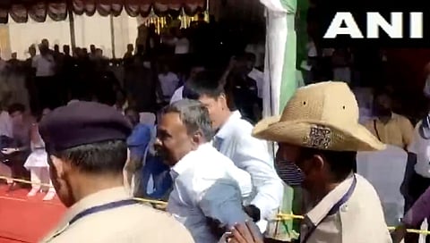 ವ್ಯಕ್ತಿಯನ್ನು ವಶಕ್ಕೆ ಪಡೆದ ಪೊಲೀಸರು.