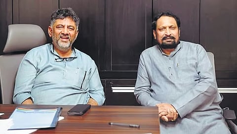 ಉಪಮುಖ್ಯಮಂತ್ರಿ ಡಿಕೆ ಶಿವಕುಮಾರ್ ಗುರುವಾರ ಬೆಂಗಳೂರಿನಲ್ಲಿ ಕಾಂಗ್ರೆಸ್ ಶಾಸಕ ಲಕ್ಷ್ಮಣ್ ಸವದಿ ಅವರನ್ನು ಭೇಟಿ ಮಾಡಿದರು.